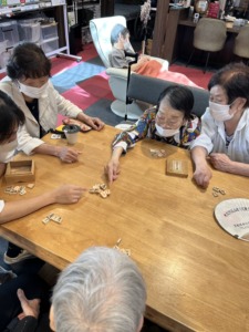 カチャっと音が鳴ったら負けの「将棋崩し」